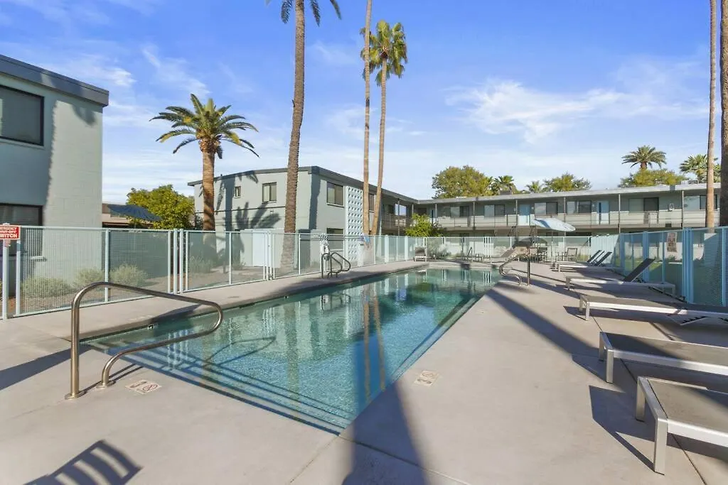 Walkable Ots, Heated Poolside Mid Century Condo Scottsdale